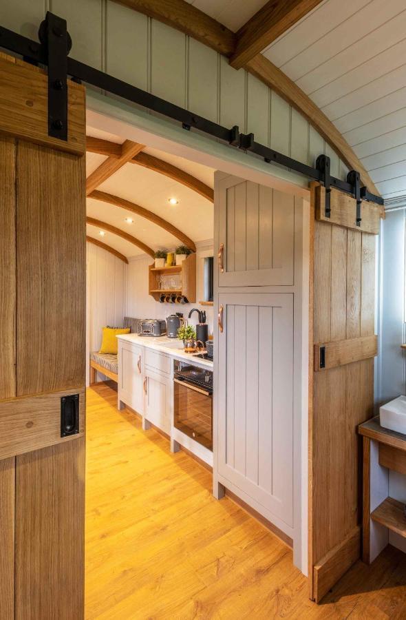 Monkwood Shepherds Hut - Ockeridge Rural Retreats Apartment *