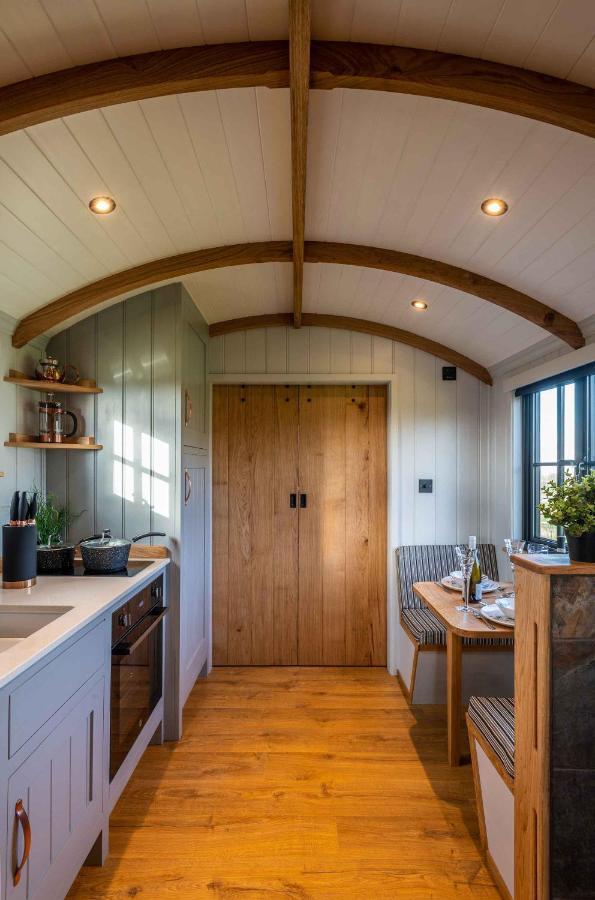 Monkwood Shepherds Hut - Ockeridge Rural Retreats *