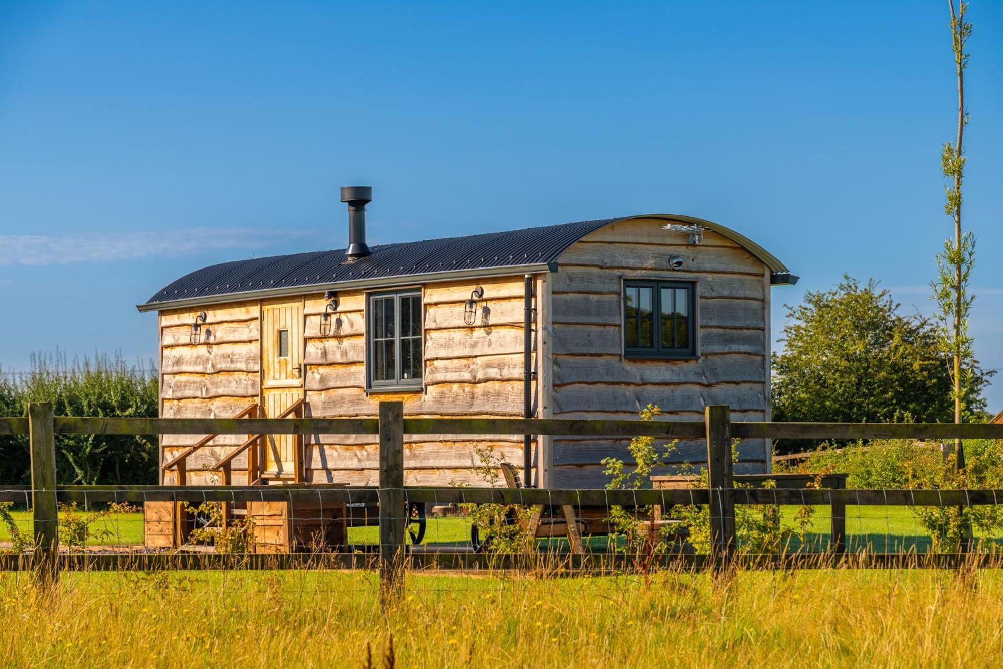 Monkwood Shepherds Hut - Ockeridge Rural Retreats Apartment